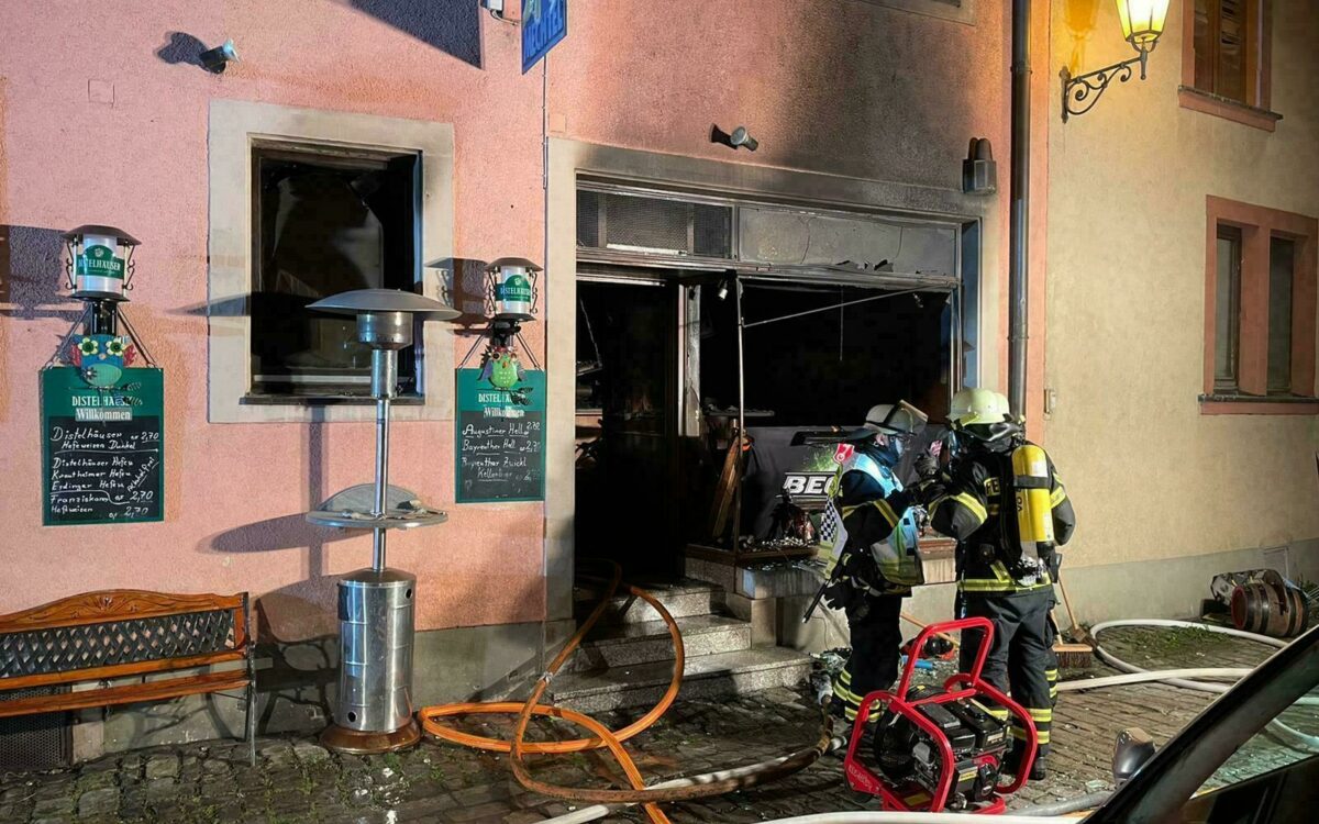 Die Feuerwehr steht vor der abgebrannten Kneipe in der Volkacher Innenstadt Die Feuerwehr steht vor der abgebrannten Kneipe in der Volkacher Innenstadt